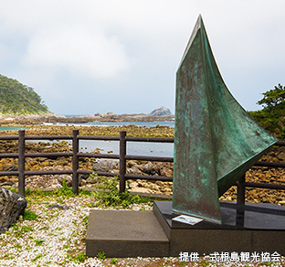 式根島のおすすめスポット・与謝野晶子記念碑