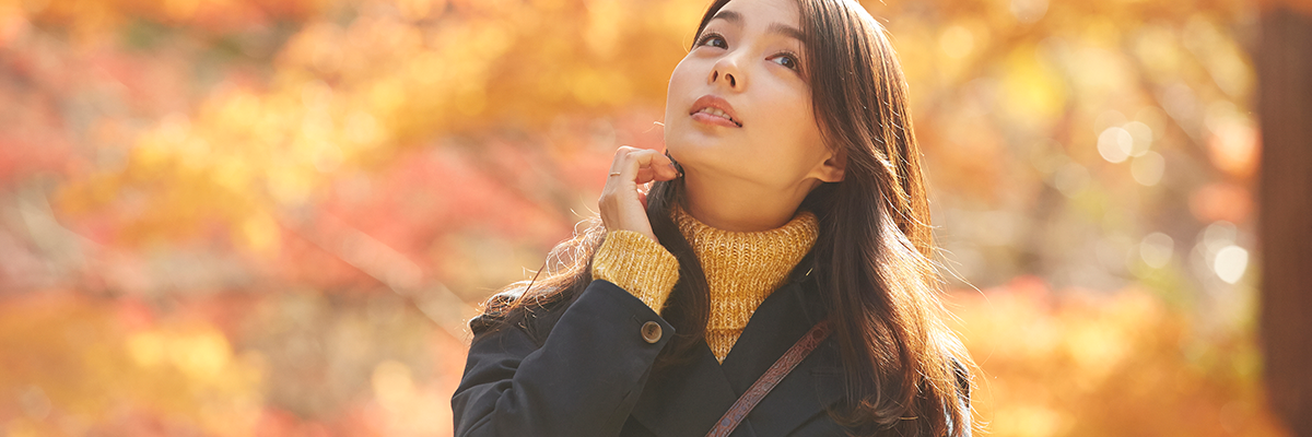 紅葉を見る女性