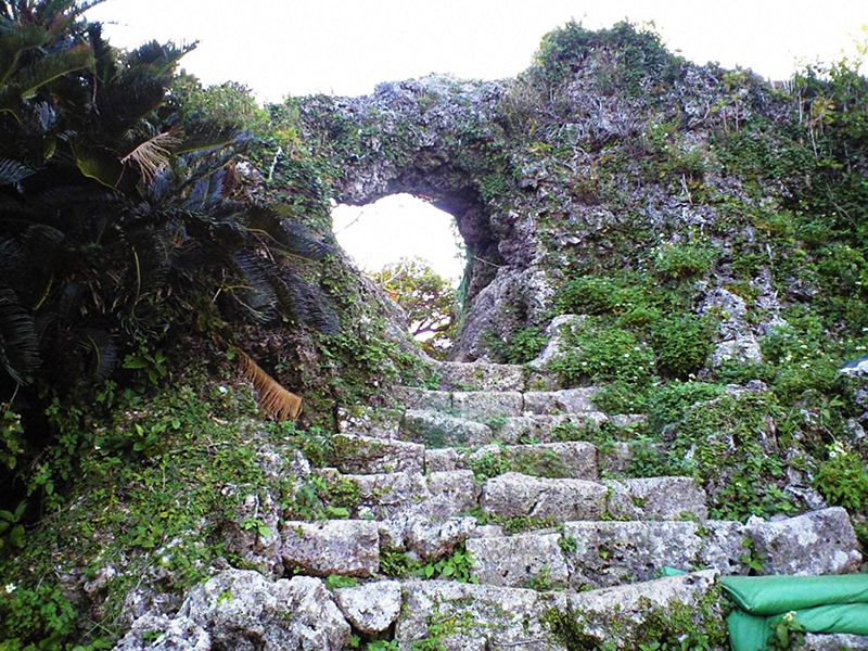 玉城城跡正門階段